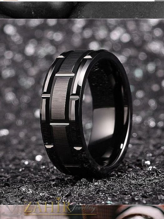 Дамски бижута - Уникален пръстен от висококачествен черен волфрам с ефектна гравировка и триизмерни ивици,.широк 0,8 см - P1423